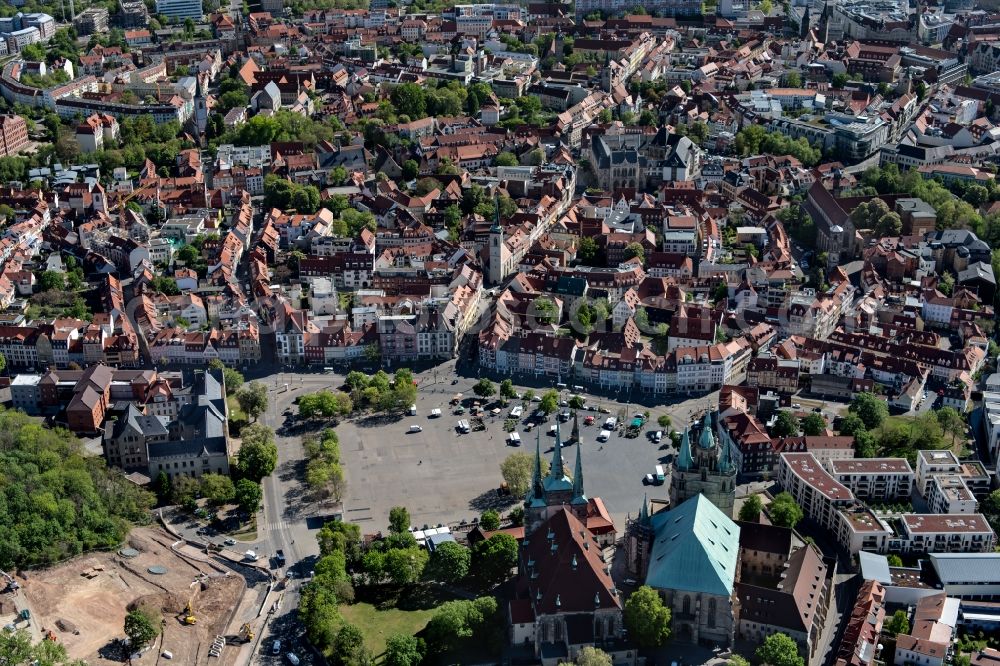 Erfurt from the bird's eye view: City view of the inner city area with Domplatz in the district Altstadt in Erfurt in the state Thuringia, Germany