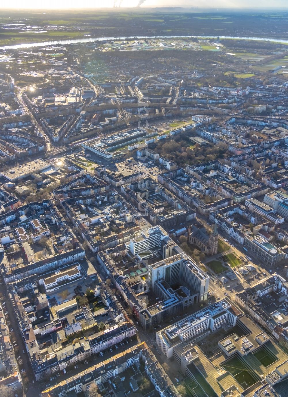 Düsseldorf from the bird's eye view: City view of the city area of in Duesseldorf at Ruhrgebiet in the state North Rhine-Westphalia, Germany