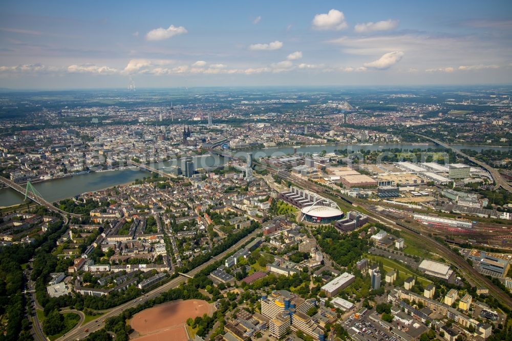 Köln from the bird's eye view: City view on down town along the Alarichstrasse - Oestliche Zubringerstrasse in the district Deutz in Cologne in the state North Rhine-Westphalia, Germany