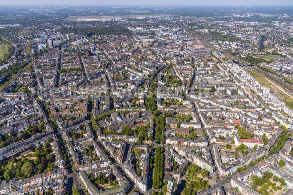 Düsseldorf from the bird's eye view: City view on down town along the river course of Noerdliche Duessel and the road course of Prinz-Georg-Strasse in the district Pempelfort in Duesseldorf in the state North Rhine-Westphalia, Germany