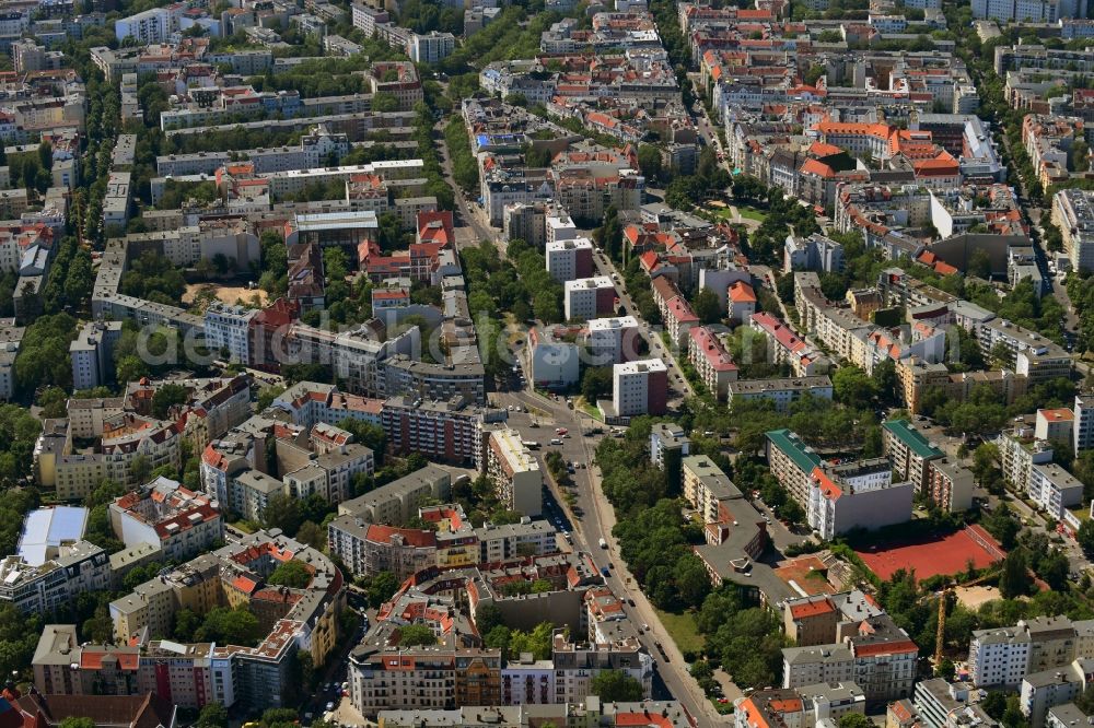 Aerial image Berlin - City view on down town along the Hohenstaufenstrasse in the district Schoeneberg in Berlin, Germany