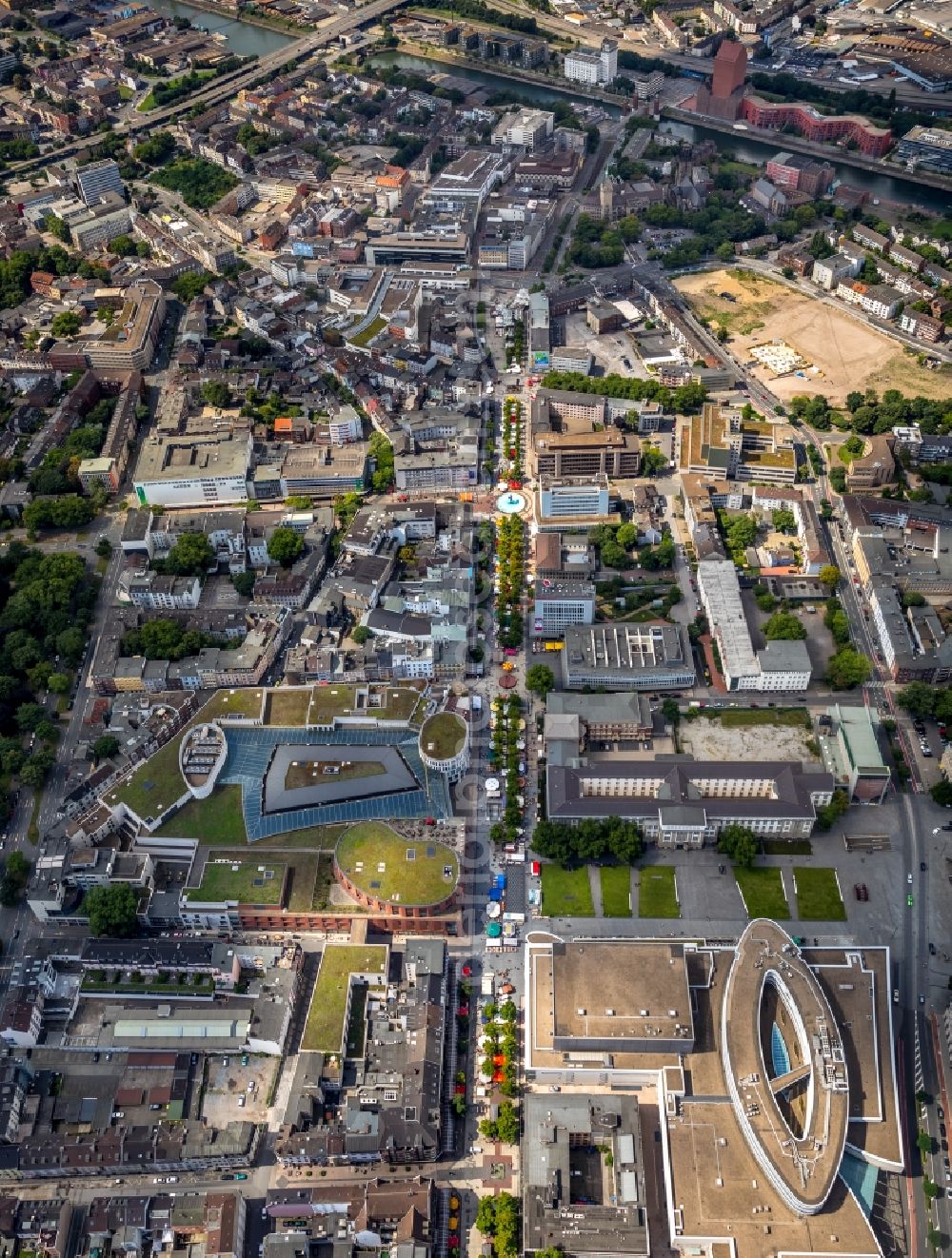 Aerial image Duisburg - City view on down town along the Koenigstrasse in the district Dellviertel in Duisburg in the state North Rhine-Westphalia, Germany