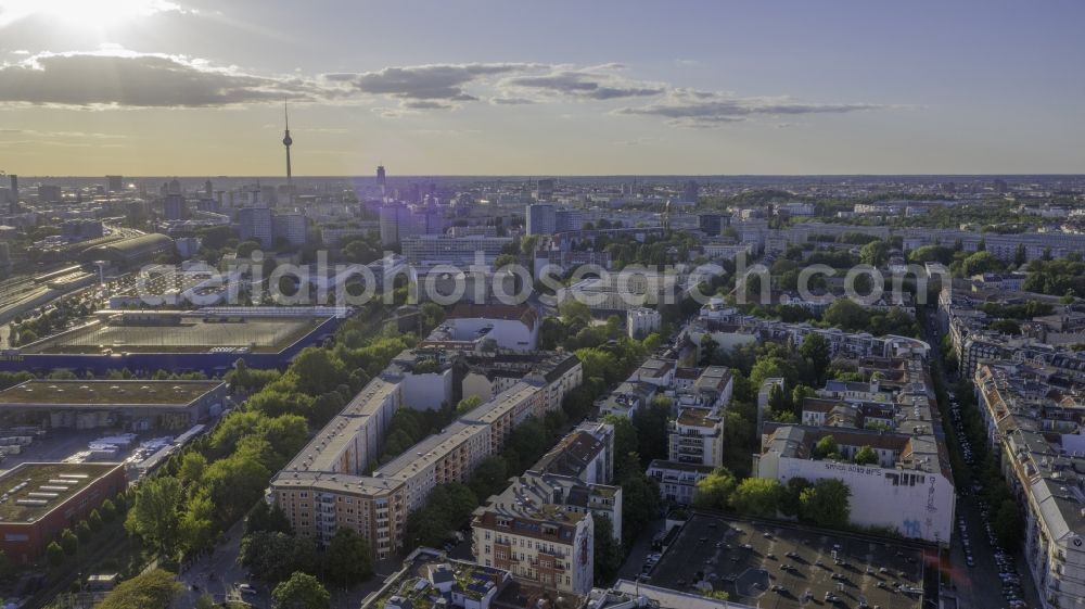 Berlin from the bird's eye view: City view on down town along the Marchlewskistrasse and Gubener Strasse in the district Friedrichshain in Berlin, Germany