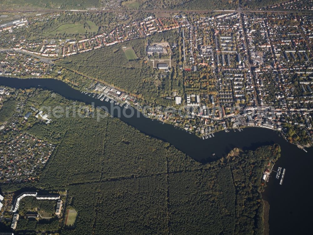 Aerial image Berlin - City view of the inner-city area at the river of the Mueggelspree with the mouth to the Grosser Mueggelsee in Berlin in Germany