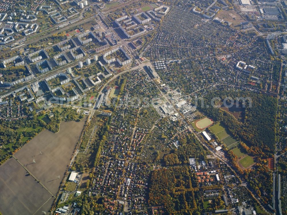 Berlin from the bird's eye view: City view of the inner-city area of the Crossroads Darsserstrasse and Hansastrasse at the housing Aera at the trainstation Berlin-Hohenschoenhausen in Berlin in Germany