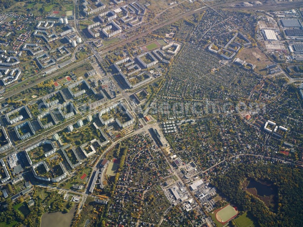 Aerial image Berlin - City view of the inner-city area of the Crossroads Darsserstrasse and Hansastrasse at the housing Aera at the trainstation Berlin-Hohenschoenhausen in Berlin in Germany