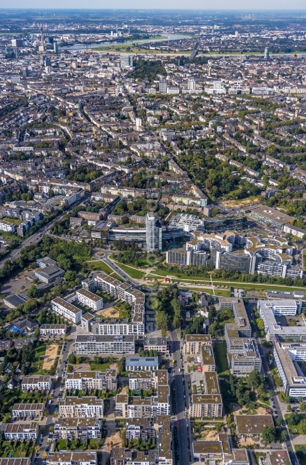 Aerial image Düsseldorf - City view on down town on Luise-Rainer-Strasse - Grafenberger Allee in Duesseldorf at Ruhrgebiet in the state North Rhine-Westphalia, Germany