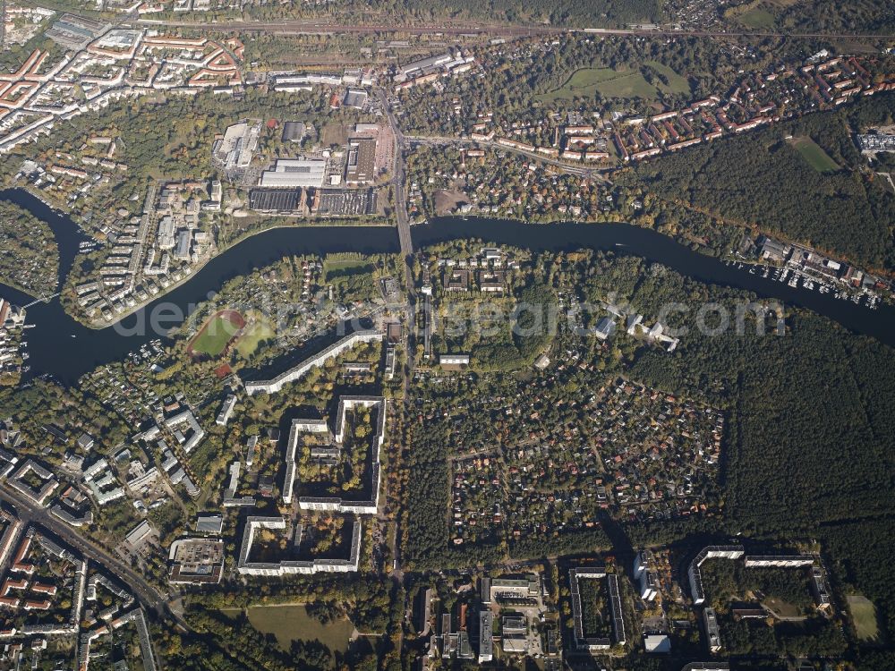 Berlin from the bird's eye view: City view of the inner-city area at the Neuenhagener Muehlenfliess at the Mueggelspree in Berlin in Germany