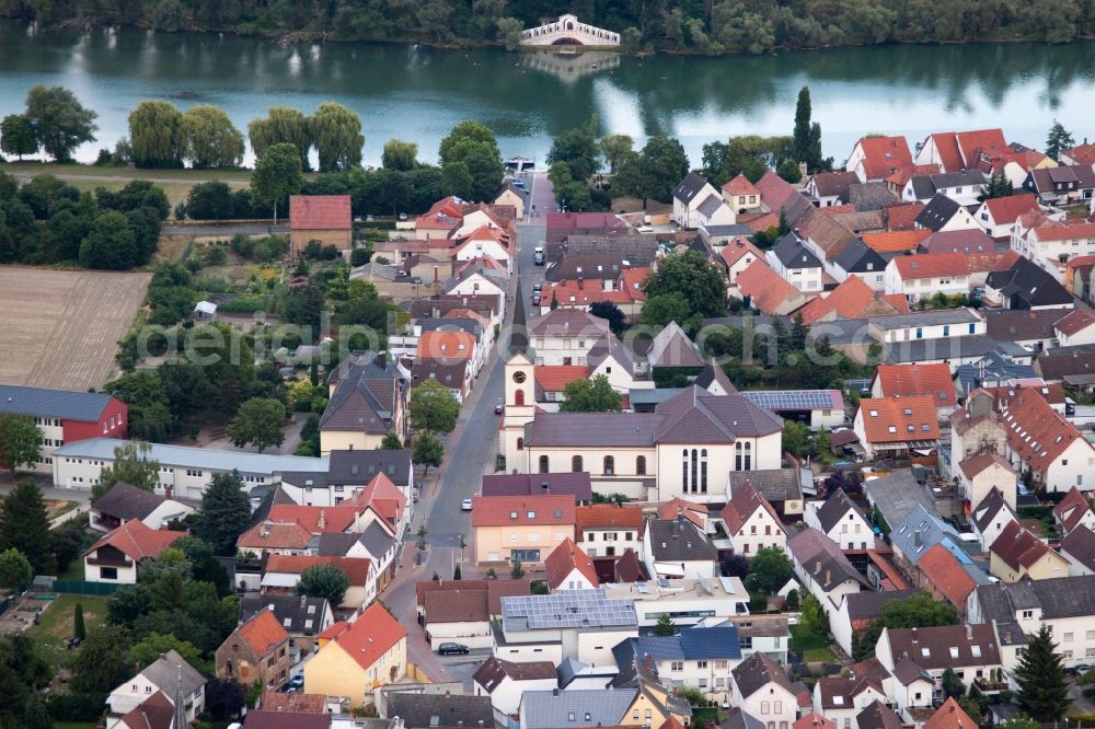 Bobenheim-Roxheim from the bird's eye view: City view of the city area of in the district Roxheim in Bobenheim-Roxheim in the state Rhineland-Palatinate