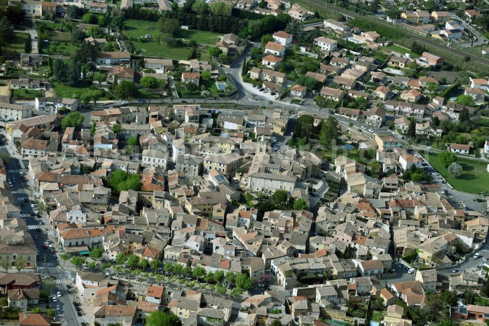 Piolenc from the bird's eye view: City view of the city area of in Piolenc in Provence-Alpes-Cote d'Azur, France