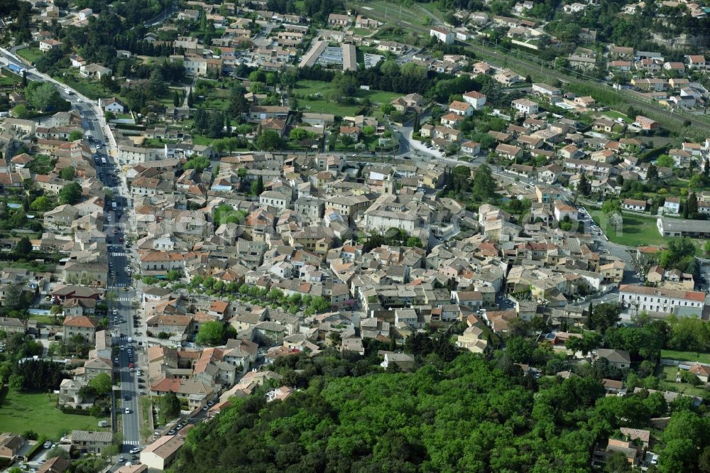 Piolenc from the bird's eye view: City view of the city area of in Piolenc in Provence-Alpes-Cote d'Azur, France