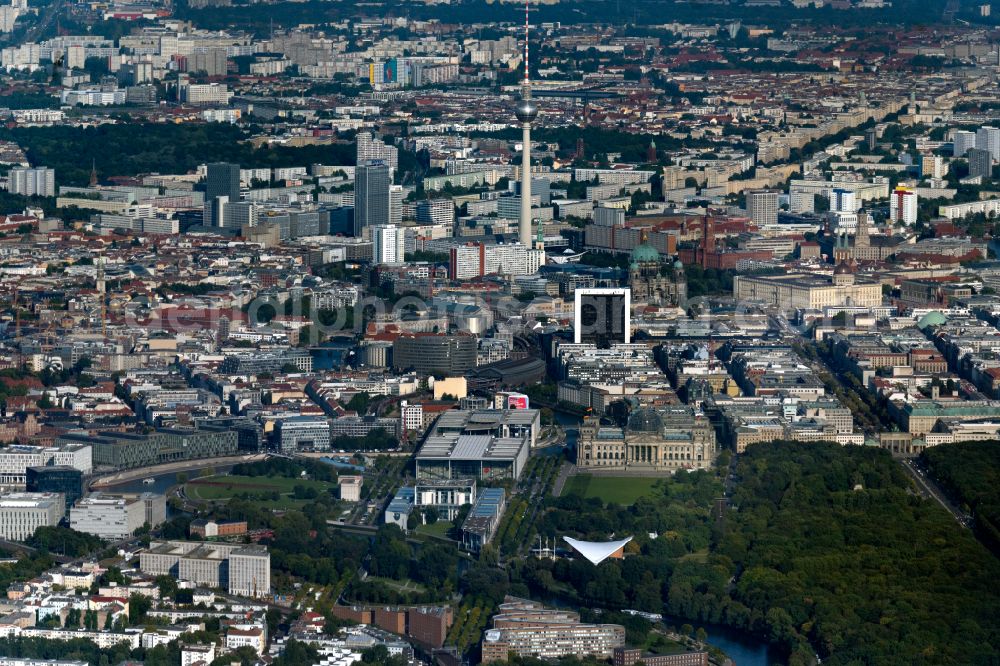 Aerial image Berlin - City view on down town with Regierungsviertel, Reichstag, Paul-Loebe-Haus and Berliner Fernsehturm in Berlin, Germany