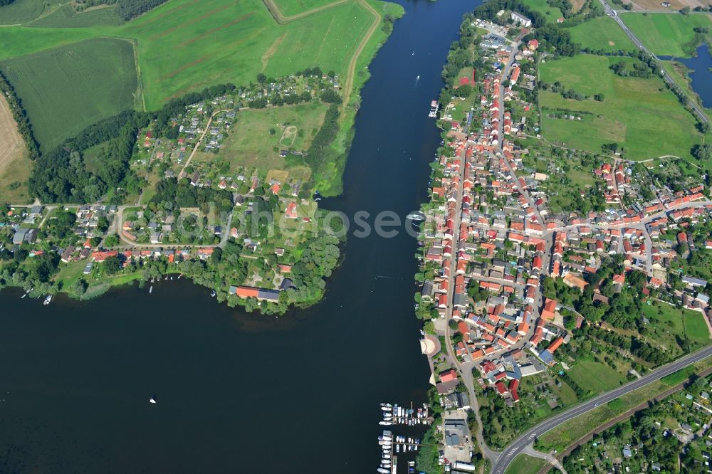 Havelsee from the bird's eye view: Cityscape of downtown area and the city center on the banks of Beetzsees in Havelsee in Brandenburg