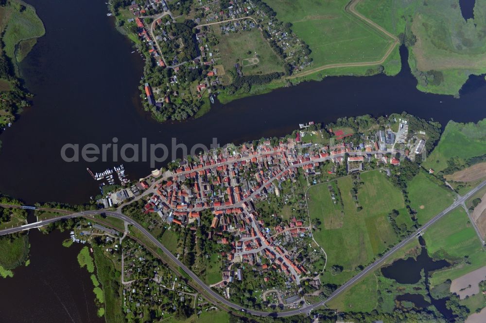 Aerial photograph Havelsee - Cityscape of downtown area and the city center on the banks of Beetzsees in Havelsee in Brandenburg