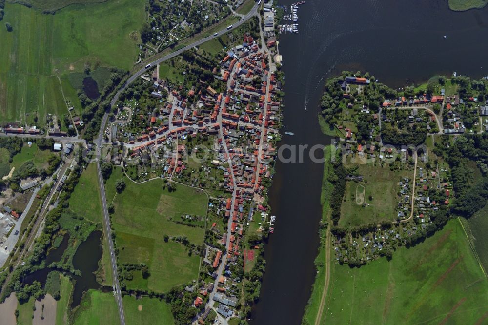 Havelsee from the bird's eye view: Cityscape of downtown area and the city center on the banks of Beetzsees in Havelsee in Brandenburg