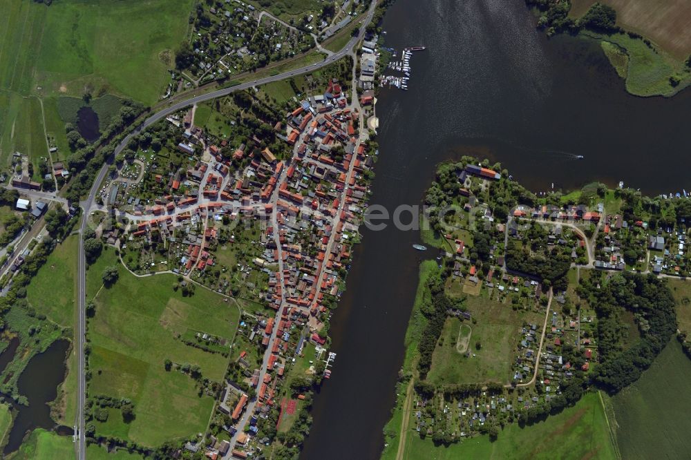 Havelsee from the bird's eye view: Cityscape of downtown area and the city center on the banks of Beetzsees in Havelsee in Brandenburg