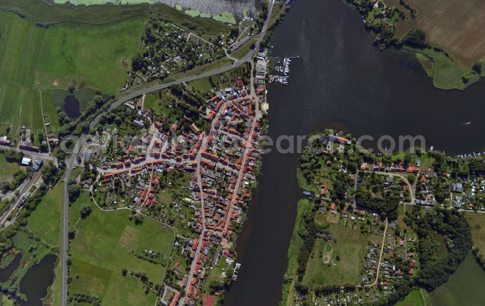 Aerial photograph Havelsee - Cityscape of downtown area and the city center on the banks of Beetzsees in Havelsee in Brandenburg