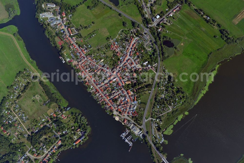 Havelsee from the bird's eye view: Cityscape of downtown area and the city center on the banks of Beetzsees in Havelsee in Brandenburg