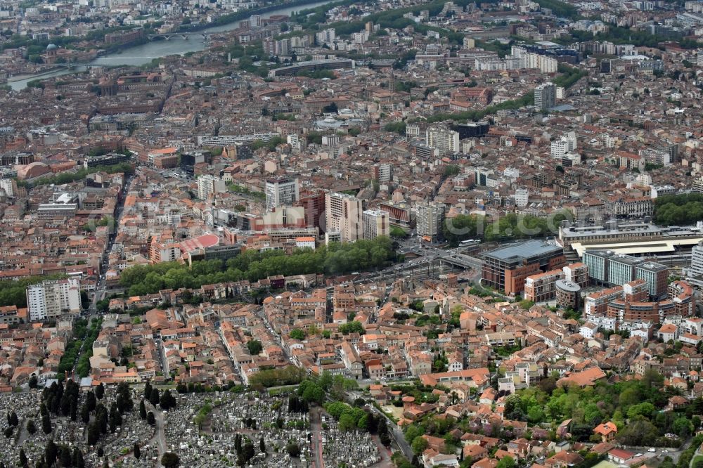 Toulouse from the bird's eye view: City view of the city area of in Toulouse in Languedoc-Roussillon Midi-Pyrenees, France