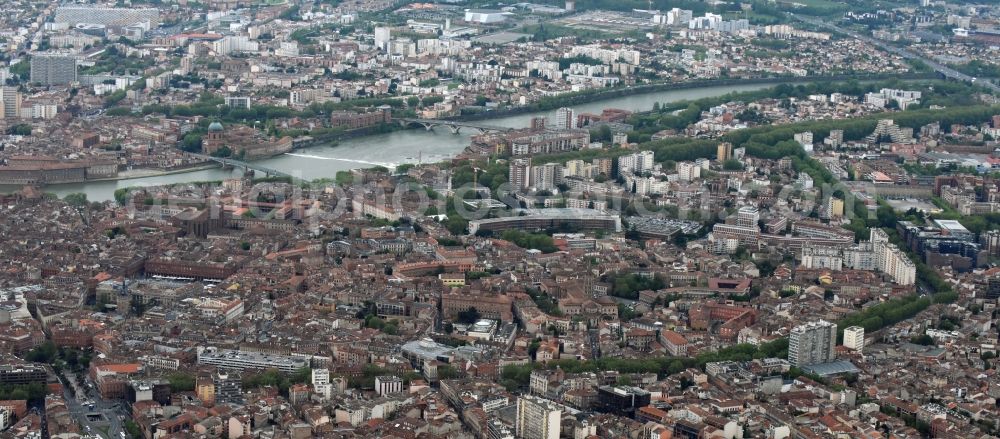 Aerial photograph Toulouse - City view of the city area of in Toulouse in Languedoc-Roussillon Midi-Pyrenees, France