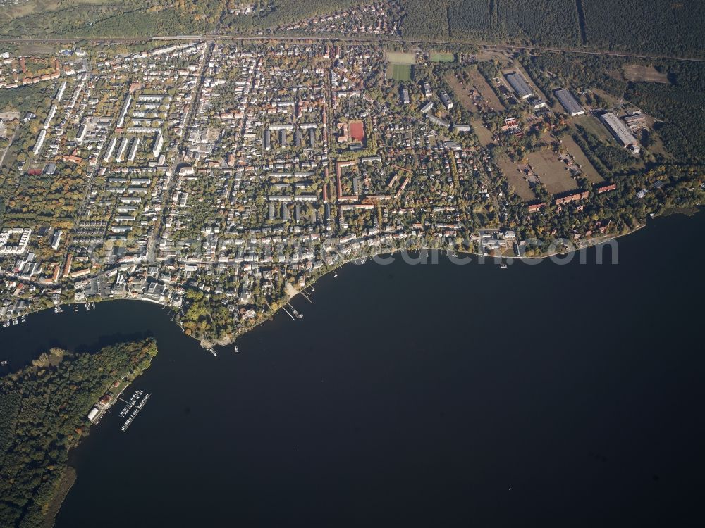 Aerial image Berlin - City view of the inner-city area at the lakeside of the Grosser Mueggelsee near the mouth of the Mueffelspree in Berlin in Germany