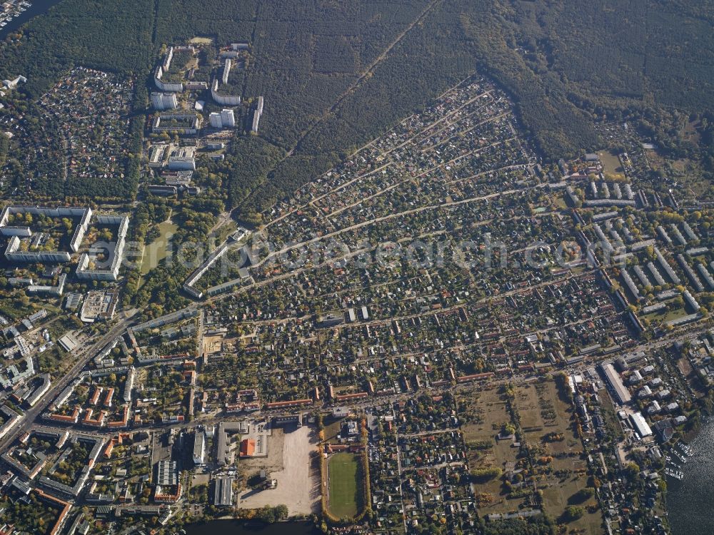 Aerial image Berlin - City view of the inner-city area of the housing area at the Gruene Trift in Berlin in Germany. Also shown the BHKW Koepenick and the Koepenicker Sportclub e.V. Abt. Segeln