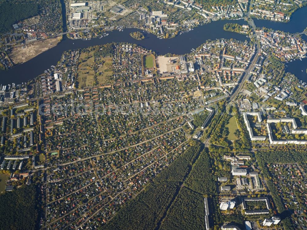 Aerial image Berlin - City view of the inner-city area of the housing area at the Gruene Trift in Berlin in Germany. Also shown the BHKW Koepenick and the Koepenicker Sportclub e.V. Abt. Segeln