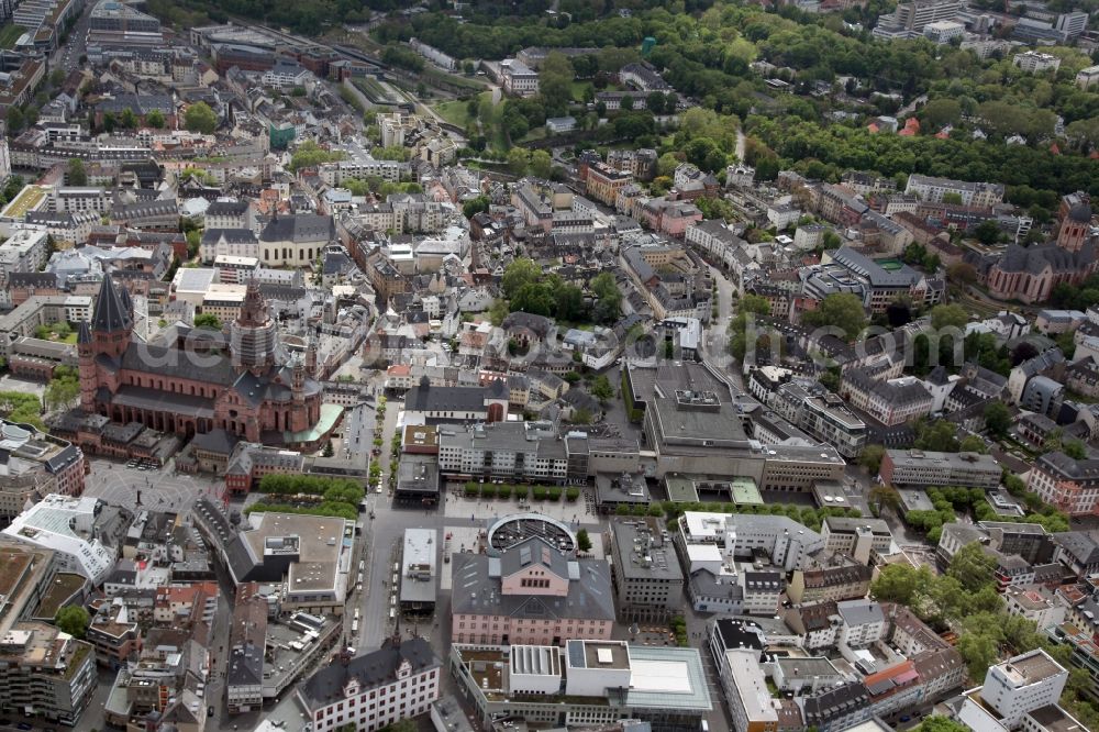 Aerial image Mainz - City view of downtown area of Altstadt in Mainz in the state Rhineland-Palatinate, Germany. In the center of the picture is the Ludwigstrasse, which stretches from the cathedral to the Osteiner Hof on Schillerplatz