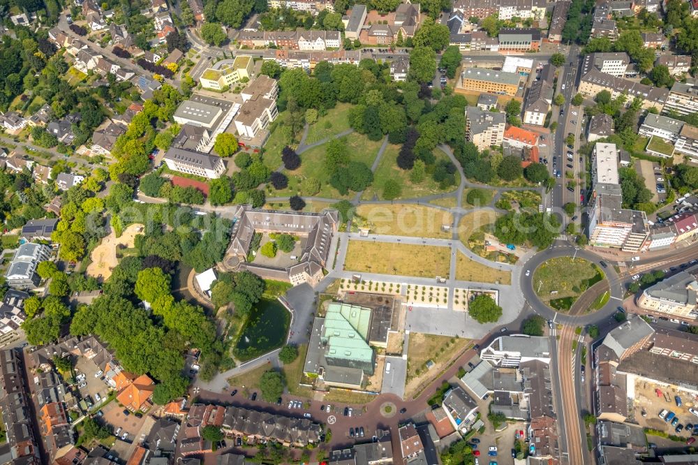 Aerial image Dinslaken - City view of the inner city area with a view of the castle Dinslaken and the square D Agen in Dinslaken in the state of North Rhine-Westphalia - NRW, Germany