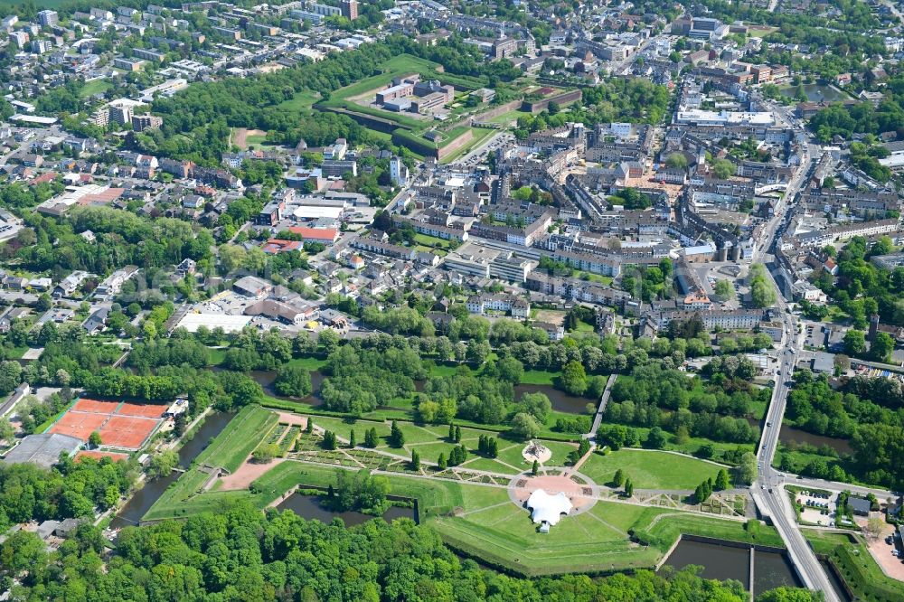 Aerial image Jülich - City view of downtown area with view of the Museum Zitadelle and the Brueckenkopf Zoo in Juelich in the state North Rhine-Westphalia, Germany