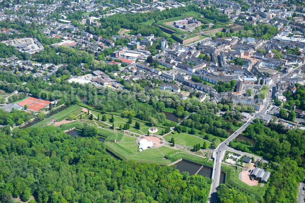 Aerial photograph Jülich - City view of downtown area with view of the Museum Zitadelle and the Brueckenkopf Zoo in Juelich in the state North Rhine-Westphalia, Germany