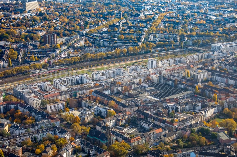 Aerial photograph Düsseldorf - City view of downtown area along the Eisenbahngleisen in Duesseldorf in the state North Rhine-Westphalia, Germany