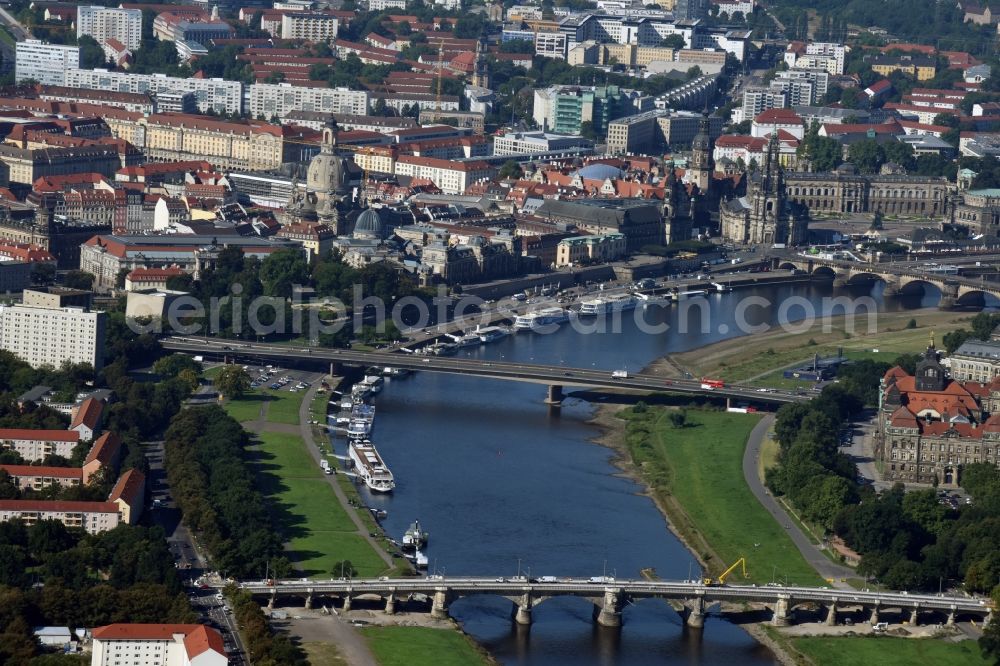 Aerial photograph Dresden - City view of downtown area of the oldtown along river Elbe in Dresden in the state Saxony