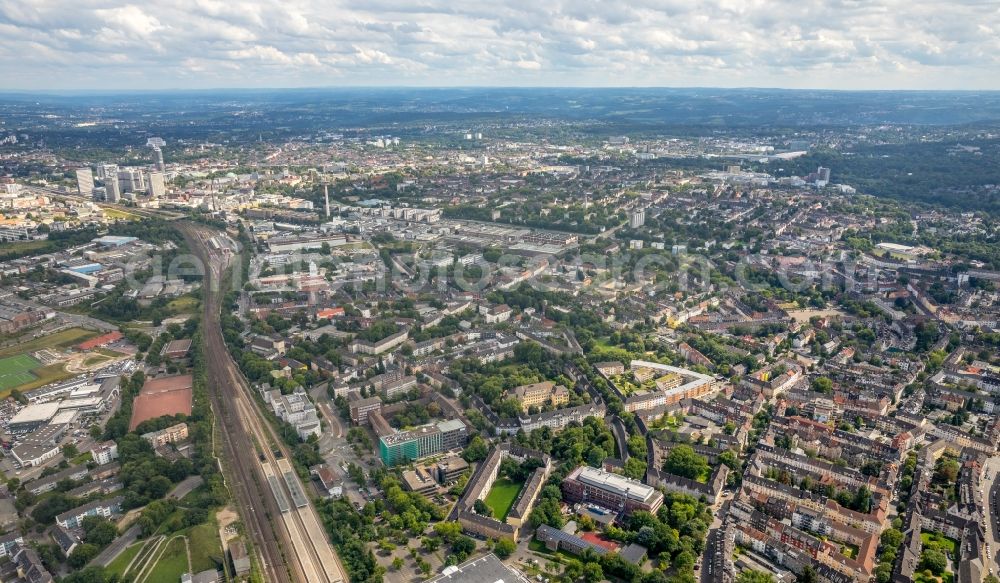 Essen from the bird's eye view: City view of downtown area entlang den Gleisanlagen of Stadtbahn in Essen in the state North Rhine-Westphalia, Germany