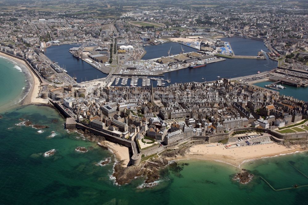 Aerial photograph Saint-Malo - City view of downtown area with fortress wall in Saint-Malo in Bretagne, France