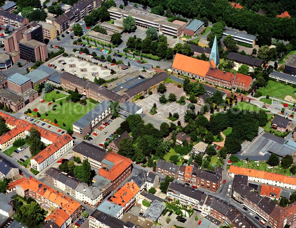 Wesel from the bird's eye view: Cityscape of downtown area at the town hall and school Andreas Vesalius-Gymnasium - Staedt. Gymnasium in Wesel in North Rhine-Westphalia