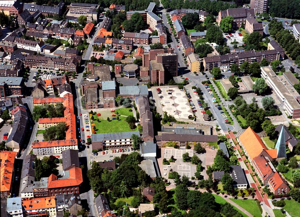 Aerial photograph Wesel - Cityscape of downtown area at the town hall and school Andreas Vesalius-Gymnasium - Staedt. Gymnasium in Wesel in North Rhine-Westphalia