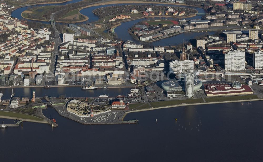 Aerial photograph Bremerhaven - City view of downtown area on the banks of the river course of the Weser in Bremerhaven in the state Bremen