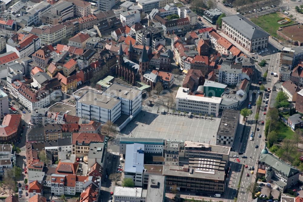 Aerial photograph Kaiserslautern - Cityscape of Kaiserslautern with the Stiftsplatz Square in the state of Rhineland-Palatinate. The square is one of the central squares in downtown Kaiserlautern. It is framed by several buildings in the North, South and West. The gothic abbey with its three distinct towers is located in the Southwest and the L-shaped white building of Deutsche Bank is standing adjacent to it