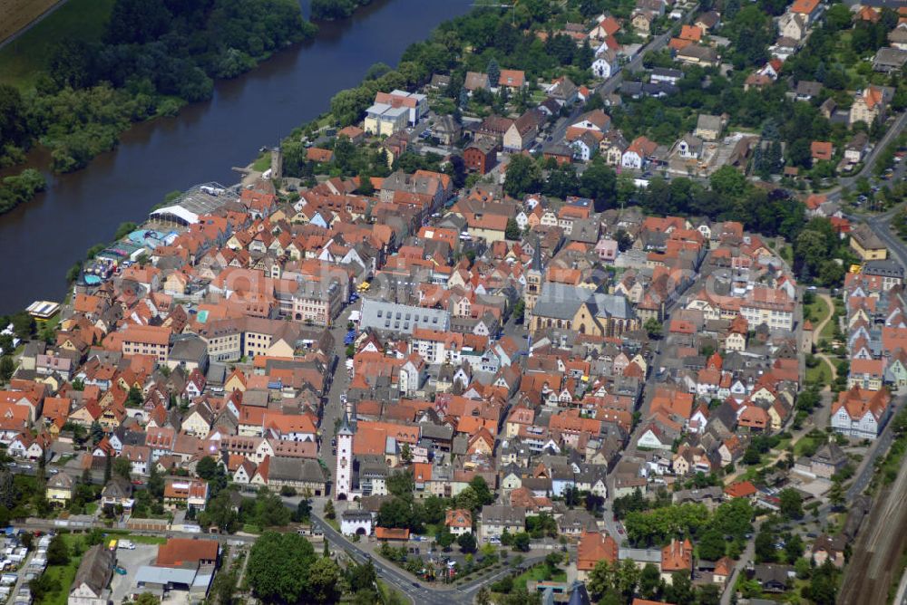 Aerial image Karlstadt am Main - Blick auf die Stadt Karlstadt. Karlstadt ist die Kreisstadt des unterfränkischen Landkreises Main-Spessart und liegt rund 25 Kilometer nördlich von Würzburg im mainfränkischen Weinbaugebiet. Die Einheimischen sprechen statt von Karlstadt oft von Karscht oder Karscht am Mee. Die Bewohner werden Flaak bzw. Karschter Flaak genannt. 1202 erfolgte die Gründung von Karlstadt durch Bischof Konrad von Querfurt.