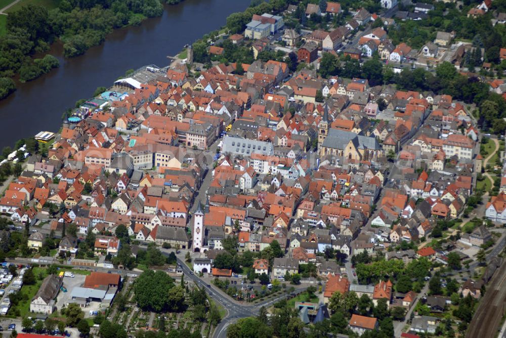 Aerial photograph Karlstadt am Main - Blick auf die Stadt Karlstadt. Karlstadt ist die Kreisstadt des unterfränkischen Landkreises Main-Spessart und liegt rund 25 Kilometer nördlich von Würzburg im mainfränkischen Weinbaugebiet. Die Einheimischen sprechen statt von Karlstadt oft von Karscht oder Karscht am Mee. Die Bewohner werden Flaak bzw. Karschter Flaak genannt. 1202 erfolgte die Gründung von Karlstadt durch Bischof Konrad von Querfurt.