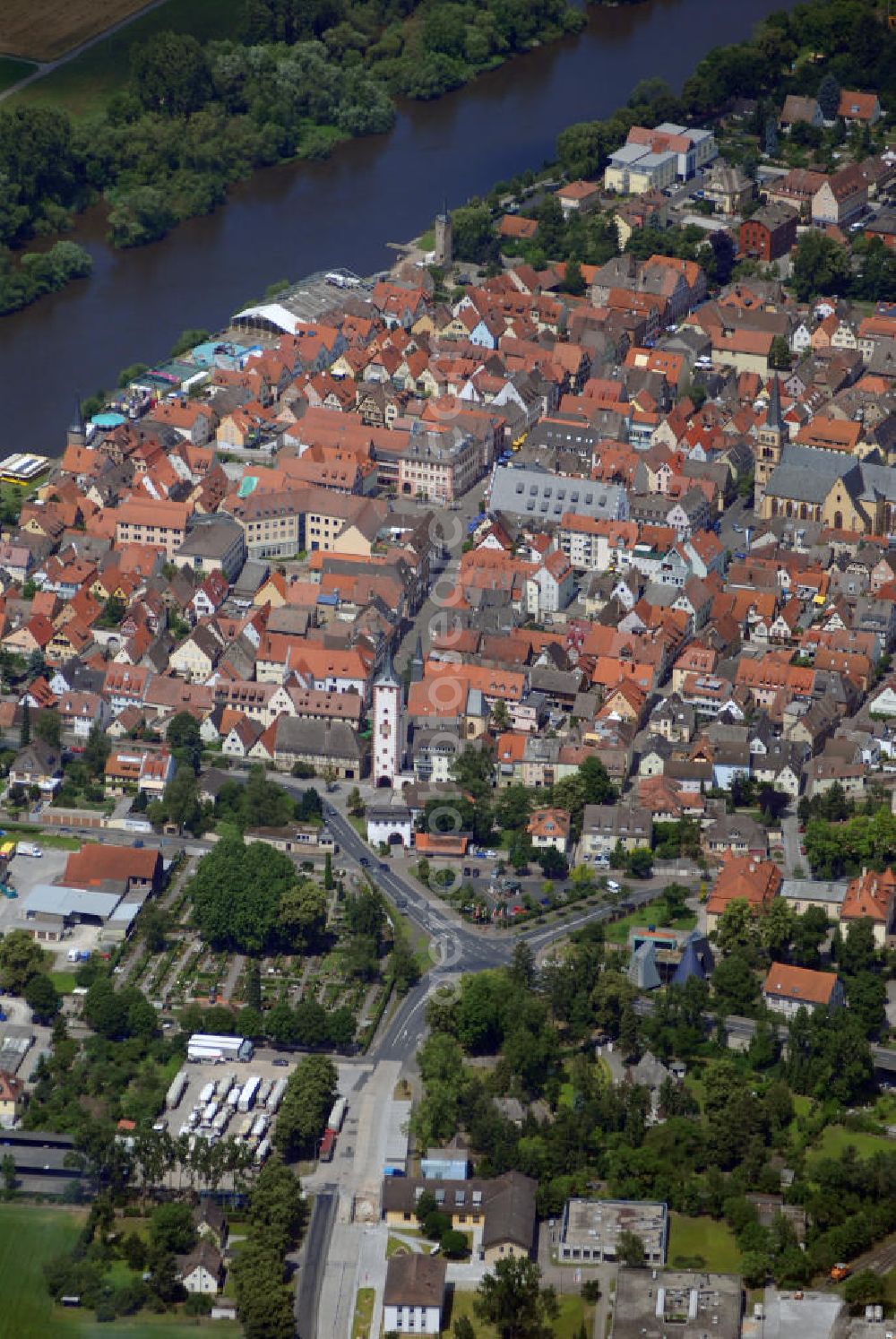 Karlstadt am Main from above - Blick auf die Stadt Karlstadt. Karlstadt ist die Kreisstadt des unterfränkischen Landkreises Main-Spessart und liegt rund 25 Kilometer nördlich von Würzburg im mainfränkischen Weinbaugebiet. Die Einheimischen sprechen statt von Karlstadt oft von Karscht oder Karscht am Mee. Die Bewohner werden Flaak bzw. Karschter Flaak genannt. 1202 erfolgte die Gründung von Karlstadt durch Bischof Konrad von Querfurt.