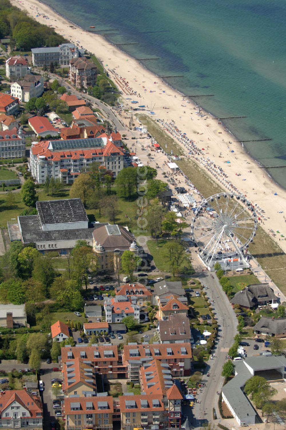 Kühlungsborn from the bird's eye view: Blick auf das Wohngebiet an der Strandpromenade Kühlungsborn West mit dem modernsten transportablen Riesenrad der Welt auf dem Baltic-Platz. Kontakt: Stadt Ostseebad Kühlungsborn, Der Bürgermeister; Ostseealle 20, 18225 Kühlungsborn, Tel. +49 (0)38293 823-0, Fax +49 (0)38293 823-333, E-Mail: info@stadt-kborn.de; Kontakt Schausteller Riesenrad: World Tourist Attractions Germany GmbH, Joseph-Haydn-Str.5, 70806 Kornwestheim, Mobile: 0172 7001065; Kontakt Konstruktionsfirma Riesenrad: Ronald Bussink AG, Gaiserstrasse 11, Ch-9050 Appenzell, Tel. +41 (0)71 7800800, Fax +41 (0)71 7800600, E-Mail: sales@ronaldbussink.com