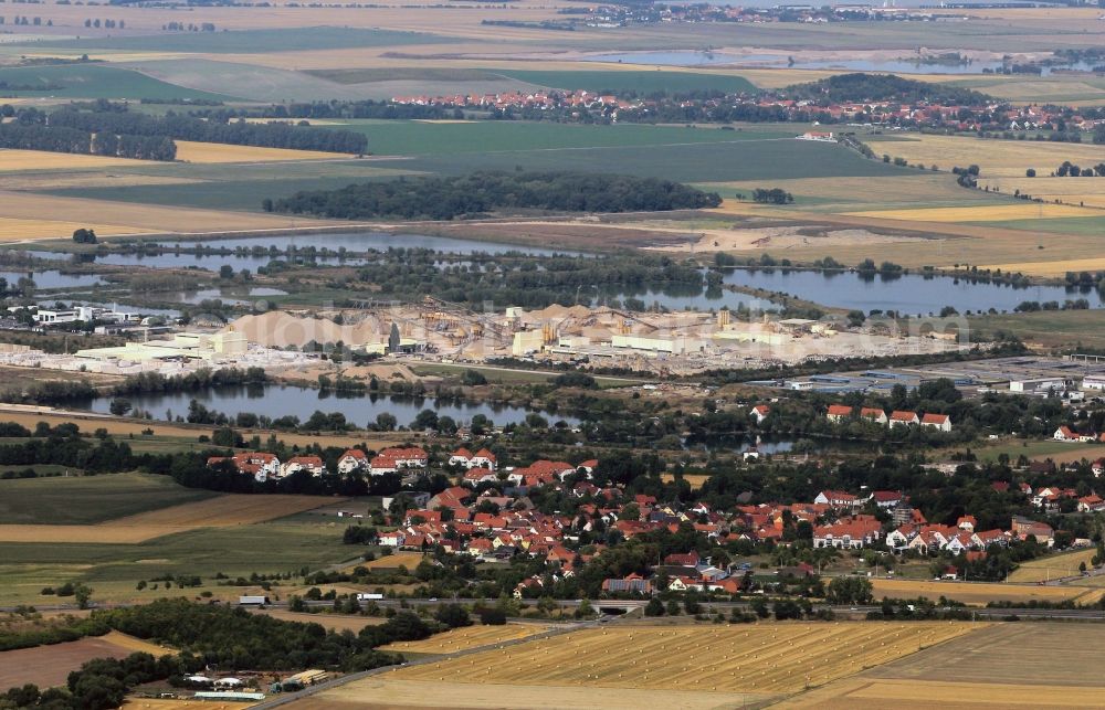 Kühnhausen from above - Cityscape and gravel pit in the background in Kuehnhausen in Thuringia