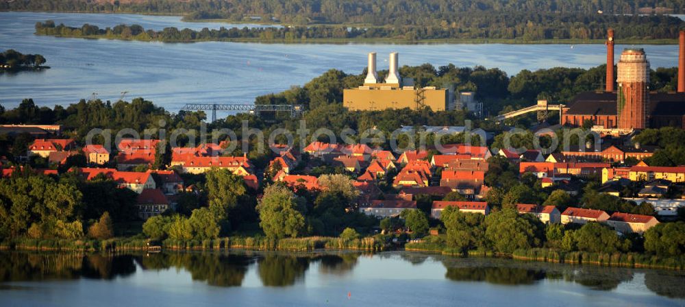 Aerial photograph Brandenburg - Kirchmöser - Stadtansicht des Stadteils Kirchmöser, Brandenburg an der Havel. Hinter den Wohngebieten am Uferbereich das von e.on betriebene Gaskraftwerk mit dem weithin sichtbaren Wasserturm. Die Halbinsel liegt im Plauer See. Cityscape of Brandenburg Kirchmoeser. On the picture the gas power station by e.on that produces energy for the and the water tower, which reminds of the former gunpowder factory. The peninsula is located in the Plauer lake.