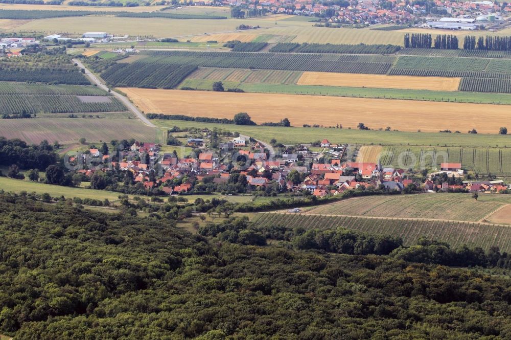 Kleinfahner from above - Cityscape of Kleinfahner with surrounding fruit plantation of Fahner Hoehe in Kleinfahner in Thuringia