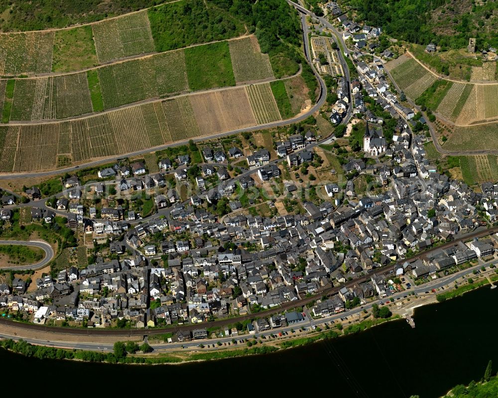 Klotten from the bird's eye view: Cityscape of Klotten the river course of the Moselle in Rhineland-Palatinate