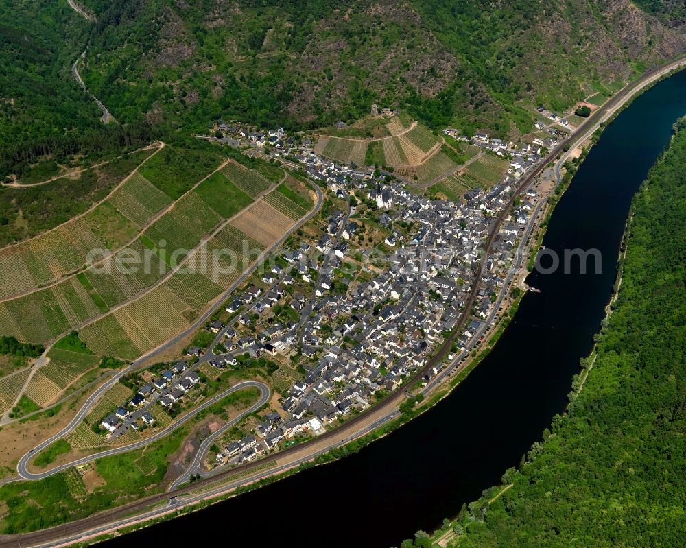 Aerial image Klotten - Cityscape of Klotten the river course of the Moselle in Rhineland-Palatinate