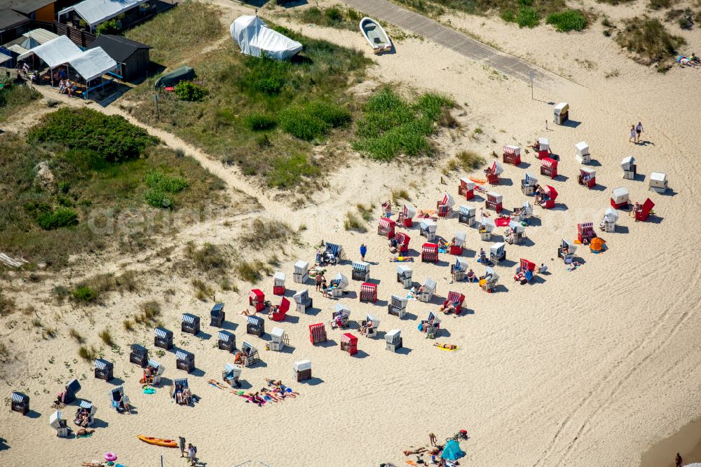 Aerial photograph Bansin - City view on sea coastline of Baltic Sea on street Seestrasse in Bansin on the island of Usedom in the state Mecklenburg - Western Pomerania, Germany