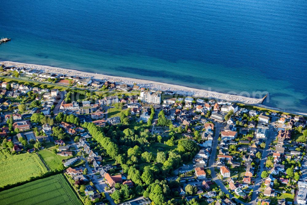 Dahme from the bird's eye view: City view on sea coastline of Baltic Sea on street An der Strandpromenade in Dahme at the baltic sea coast in the state Schleswig-Holstein, Germany